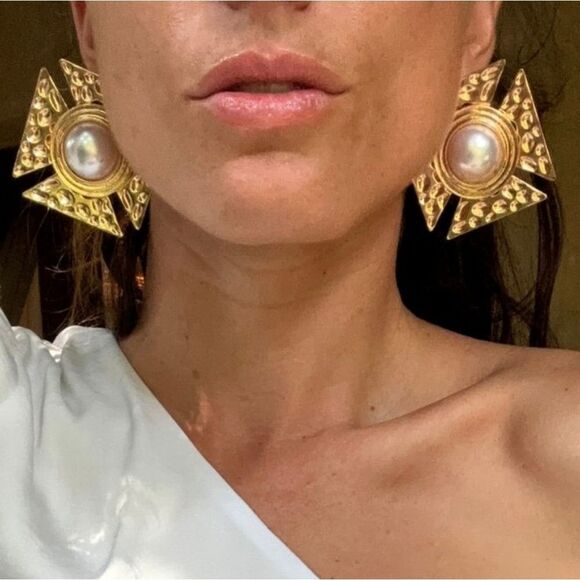 New 12th Tribe Solana Gold and Pearl Statement Earrings - Picture 6 of 9